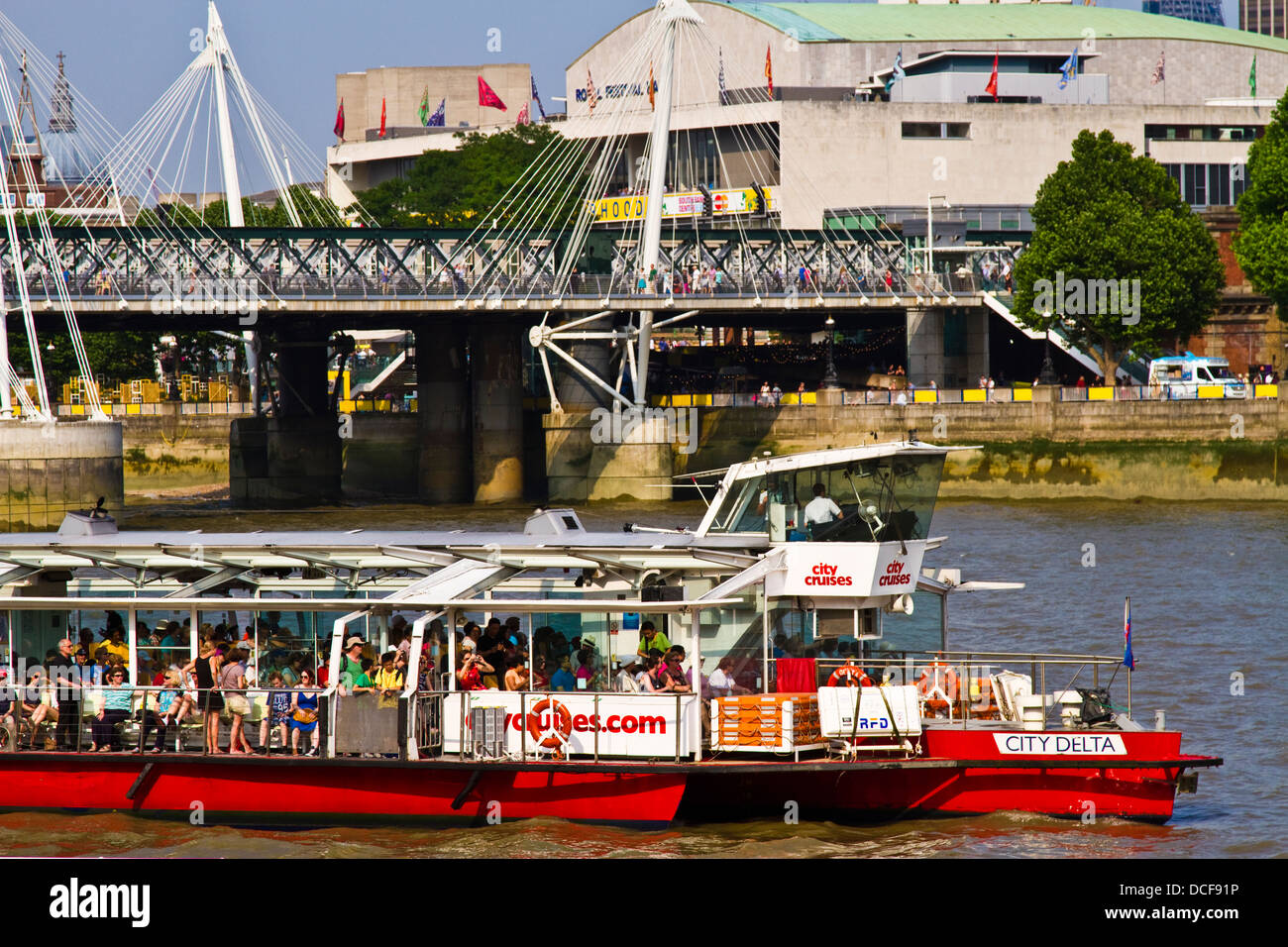 Ausflugsschiff Weitergabe am Südufer der Themse, London Sehenswürdigkeiten Stockfoto