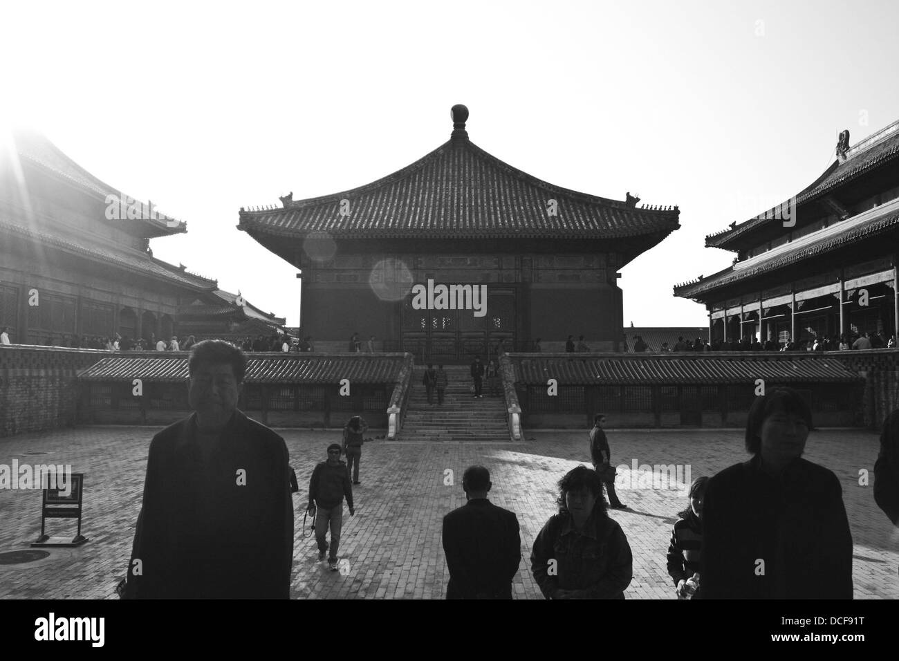 Menschen beim Eintritt in die Verbotene Stadt, Peking, China. Stockfoto