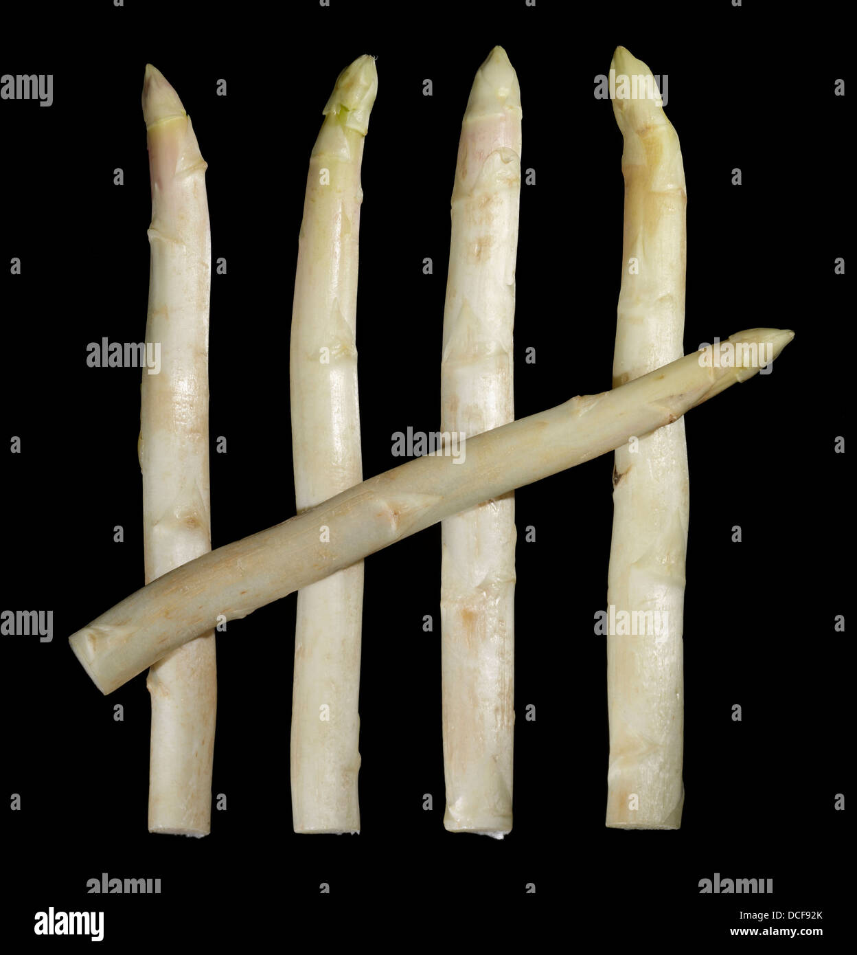 weißen und grünen Spargel Gemüse in Schwarz zurück Stockfoto