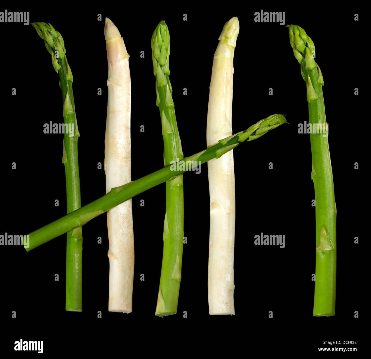 weißen und grünen Spargel Gemüse in Schwarz zurück Stockfoto