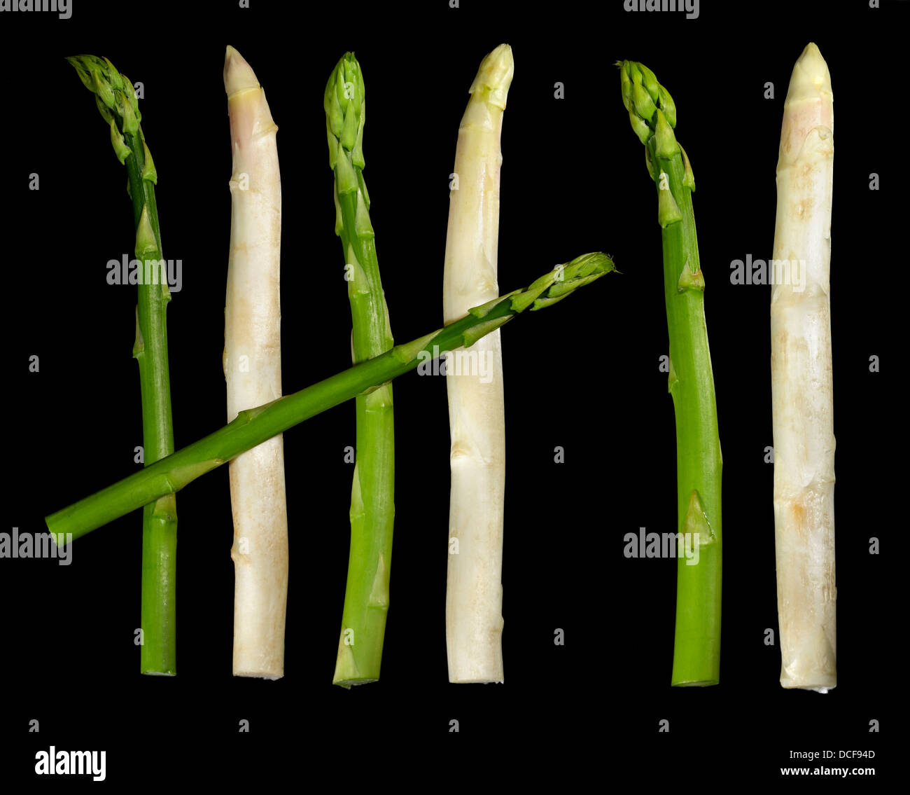 weißen und grünen Spargel Gemüse in Schwarz zurück Stockfoto