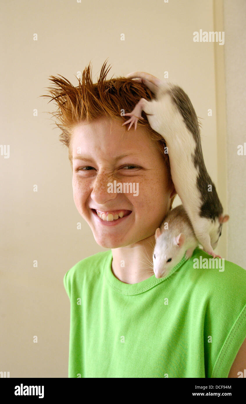 Teenager mit seinem Haustier Ratte Stockfoto