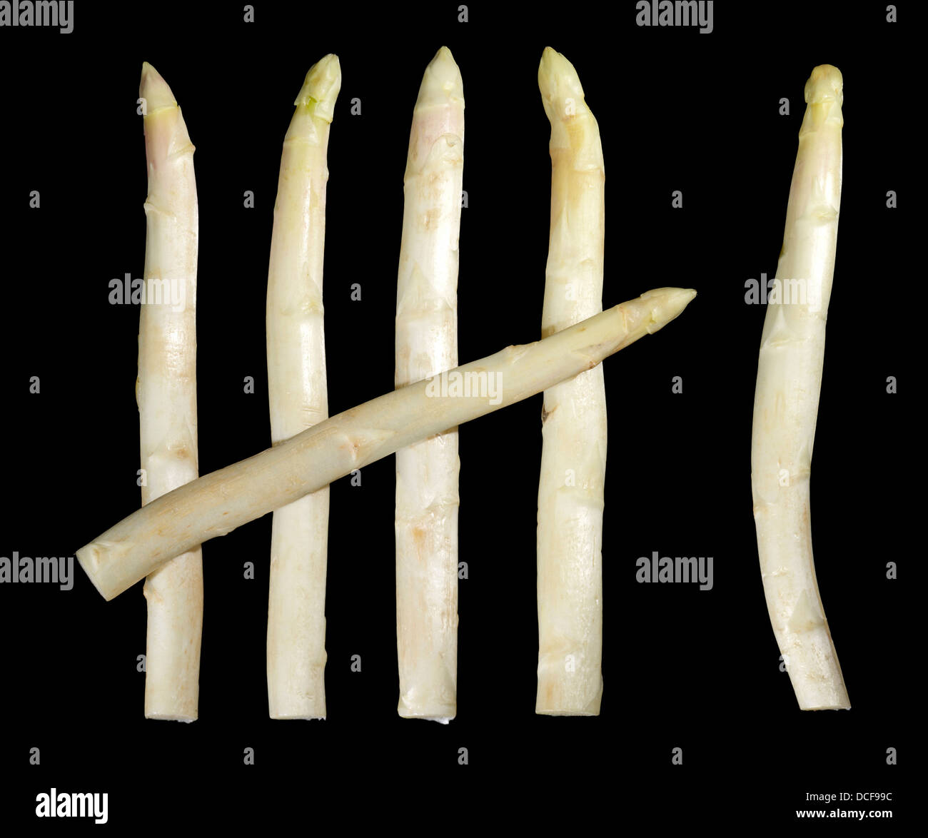 weißen und grünen Spargel Gemüse in Schwarz zurück Stockfoto