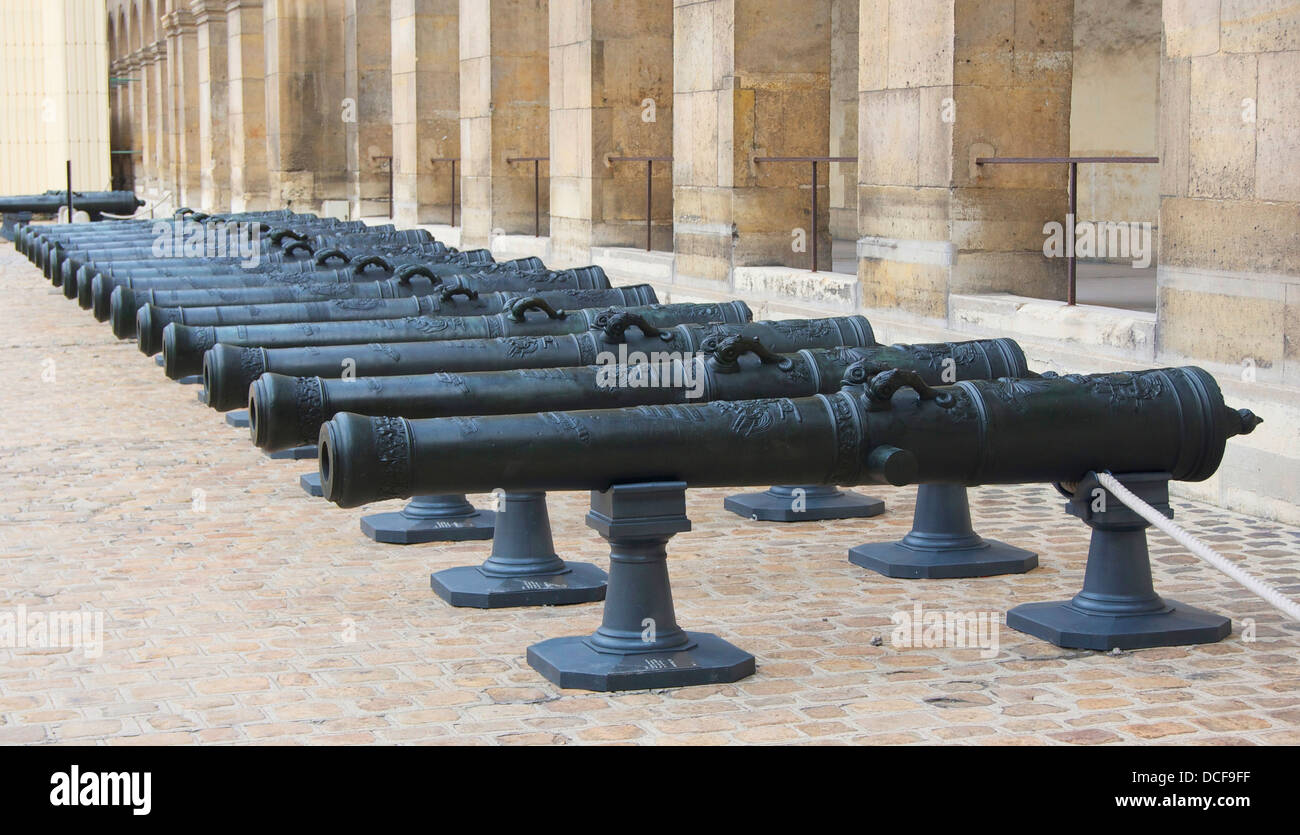 Bronze-Kanonen, 1736, Ehre Hof von Les Invalides, Paris Stockfoto