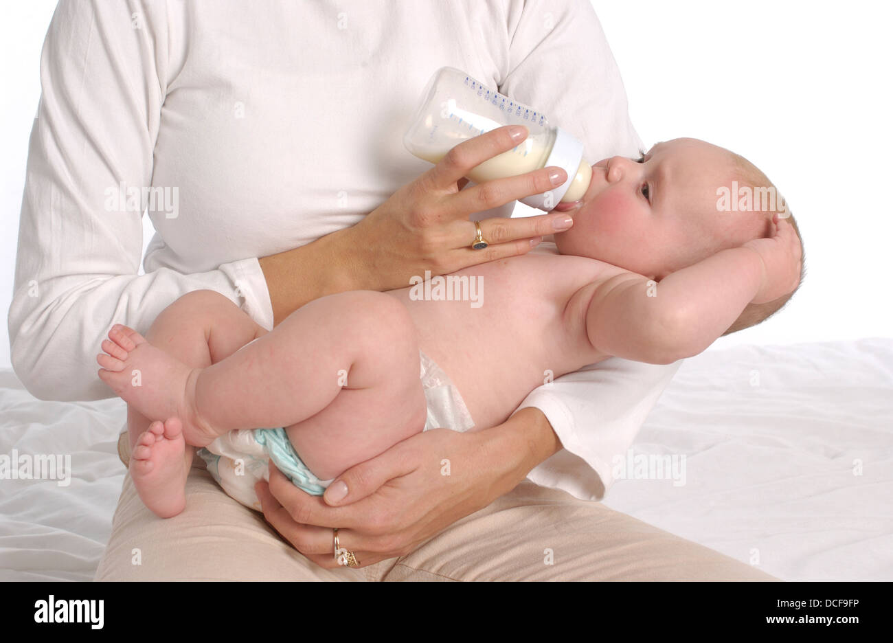 Babymädchen trinken aus einer Babyflasche Stockfoto