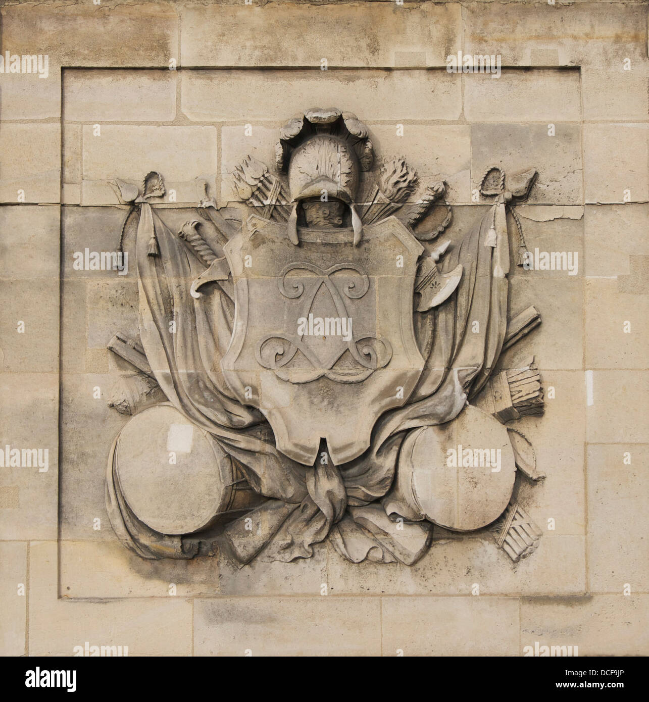 Monogramm von König Louis XIV von Frankreich mit Trophäen, Haupteingang des Hôtel National des Invalides, Paris Stockfoto