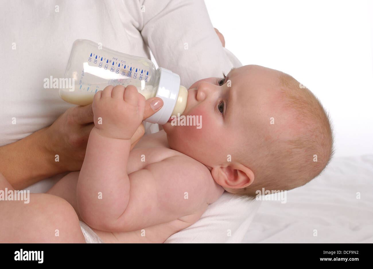 Babymädchen trinken aus einer Babyflasche Stockfoto