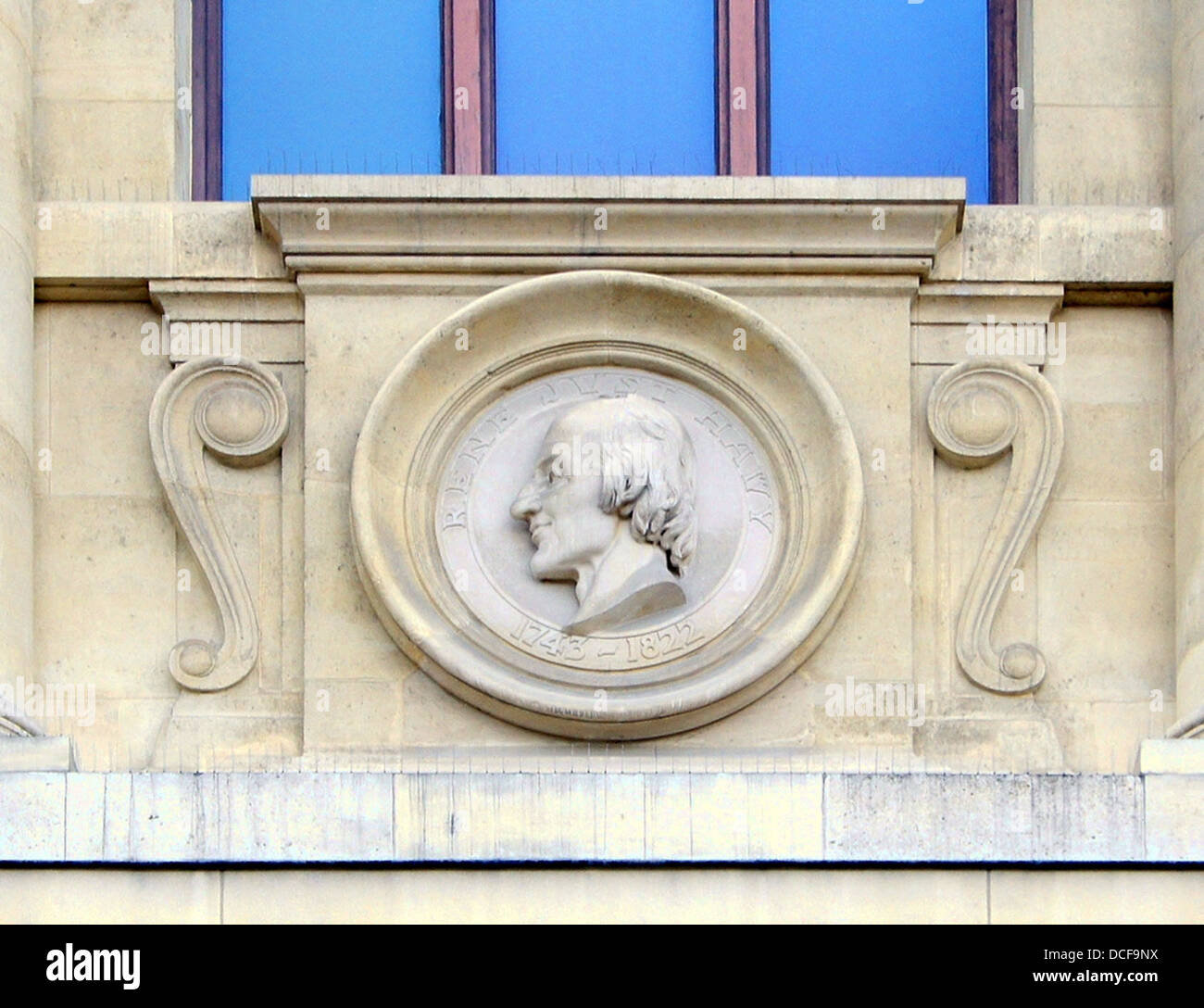 René-Just Haüy. Vierte Maskaron (rechts) an der Fassade der Grande Galerie de l im Jardin des Plantes in Paris Stockfoto