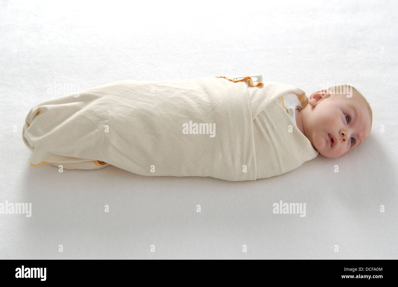 Neugeborenes Baby in eine Decke gehüllt Stockfoto