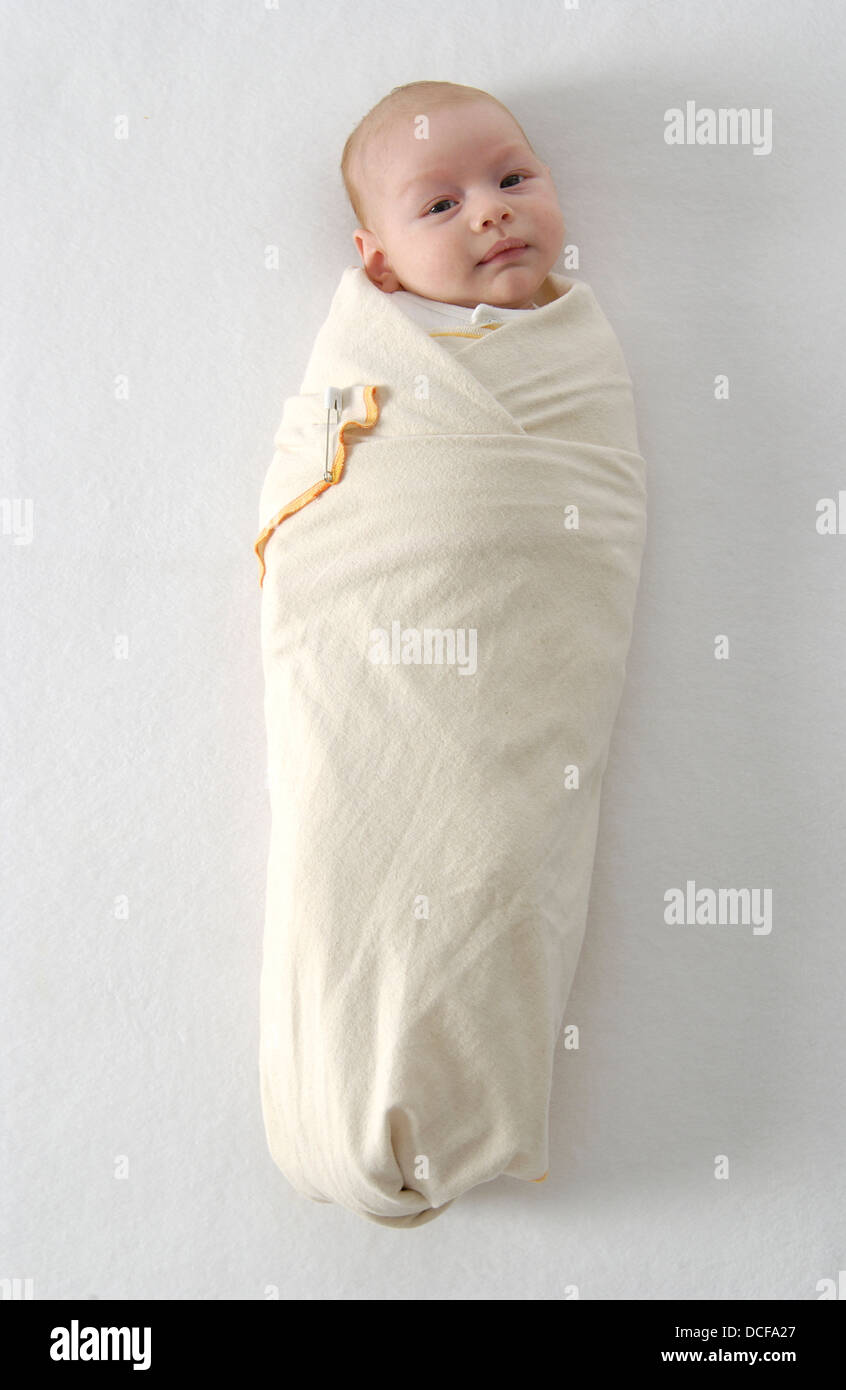 Neugeborenes Baby in eine Decke gehüllt Stockfoto