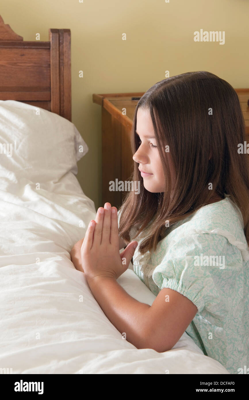 Ein junges Mädchen tun ihre gute-Nacht-Gebete Stockfoto