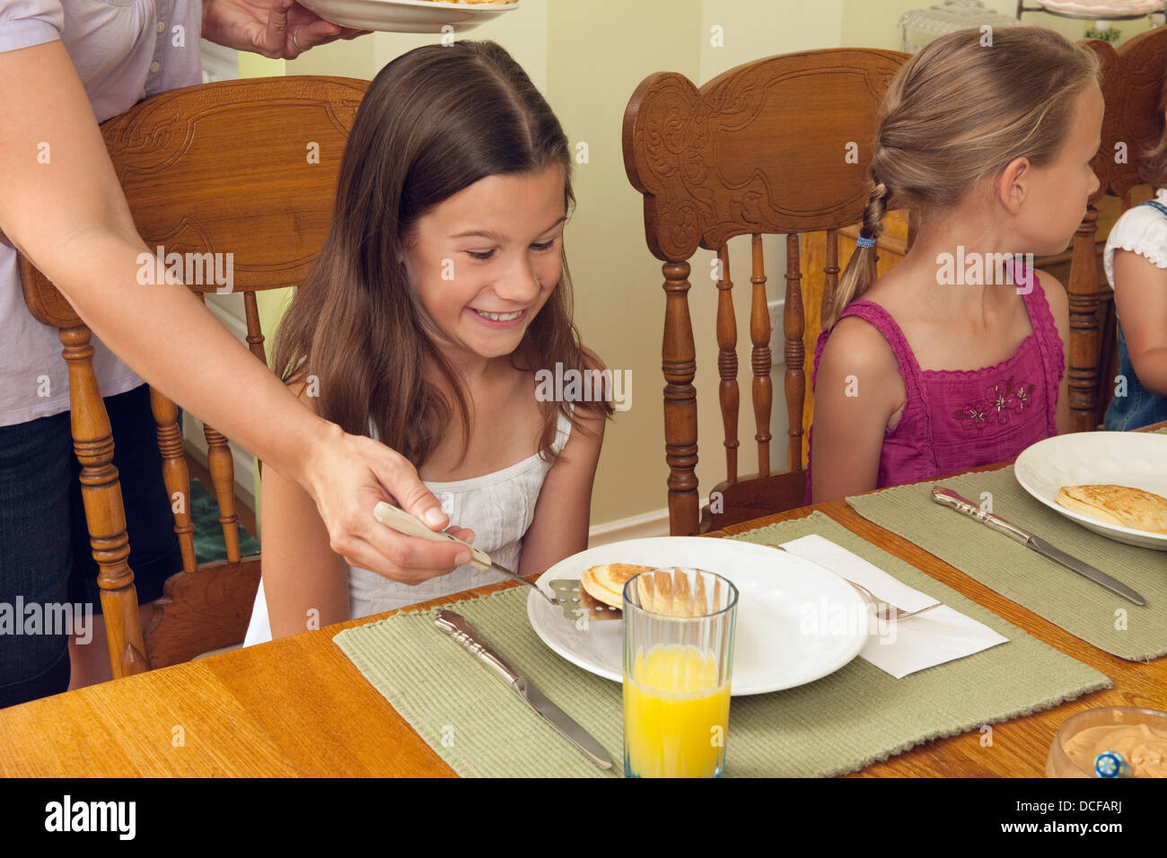 Kinder frühstücken Stockfoto