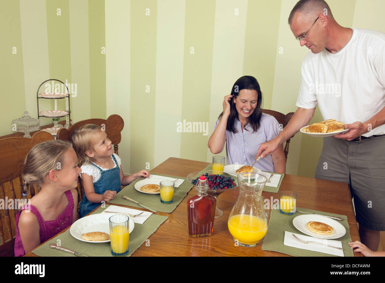 Frühstück mit der Familie Stockfoto