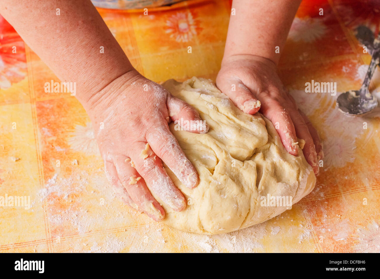 Herstellung von Brot, weibliche Hände, einen Teig kneten Stockfoto