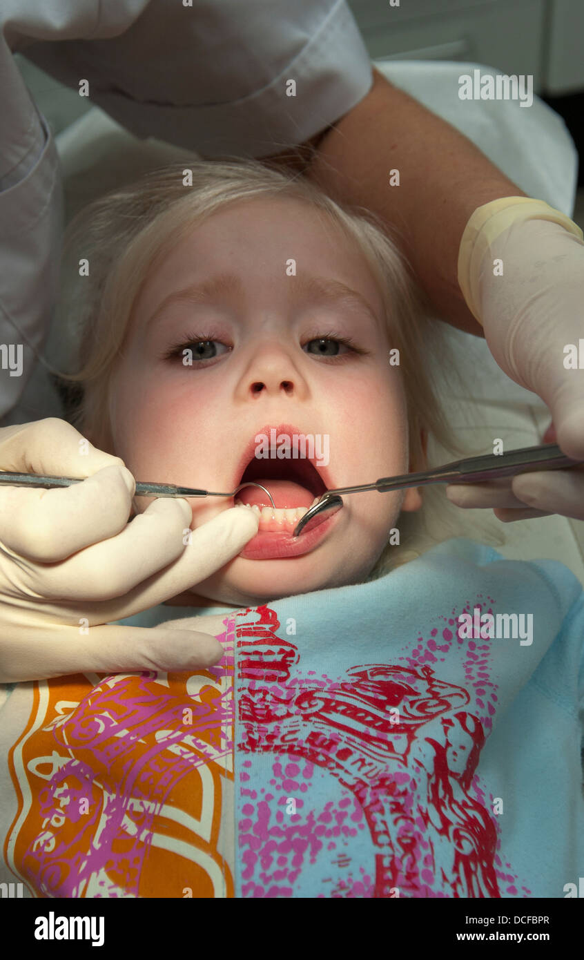 Kleines Mädchen vom Zahnarzt behandelt Stockfoto