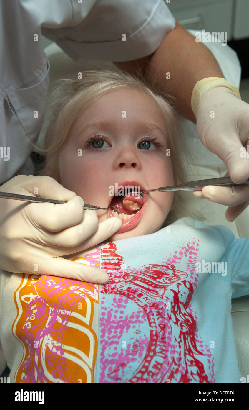 Kleines Mädchen vom Zahnarzt behandelt Stockfoto