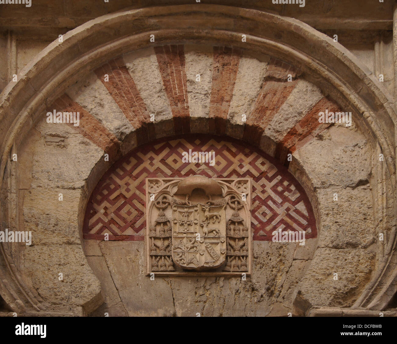 Das Wappen der katholische Bischof von Córdoba, platziert auf einem antiken Arabo-muslimischen Tor der ehemaligen Moschee von Cordoba, jetzt Ca Stockfoto