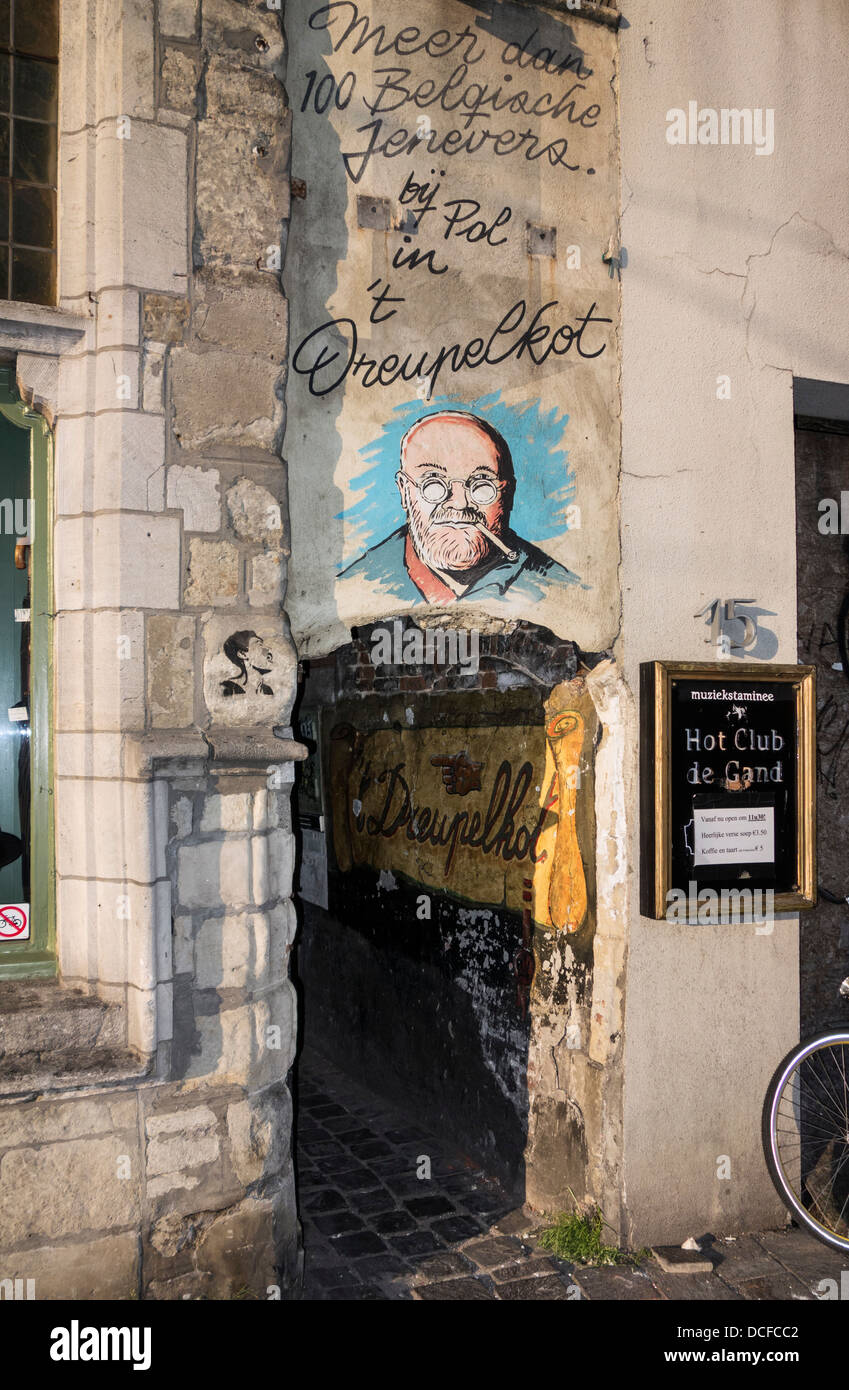 Gasse in das Cafe ' t Dreupelkot, gemütliche Kneipe mit mehr als 100 Arten von Genever / Dutch gin in Gent, Ost-Flandern, Belgien Stockfoto