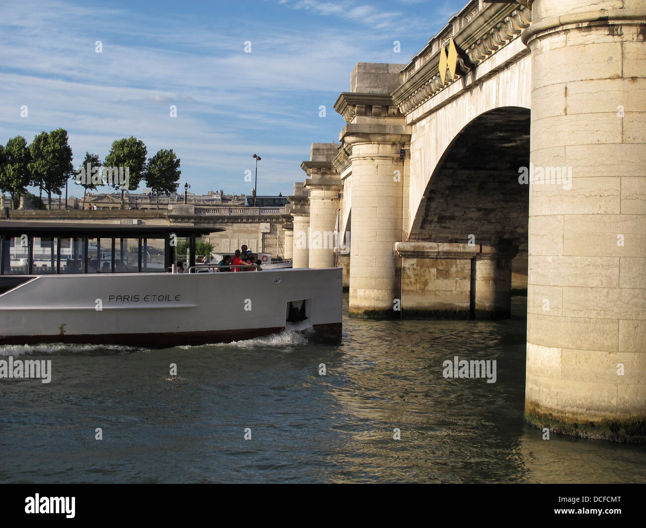 Bateau Mouche, Pont De La Concorde, Concorde Platz Seineufer, Paris, Frankreich Stockfoto