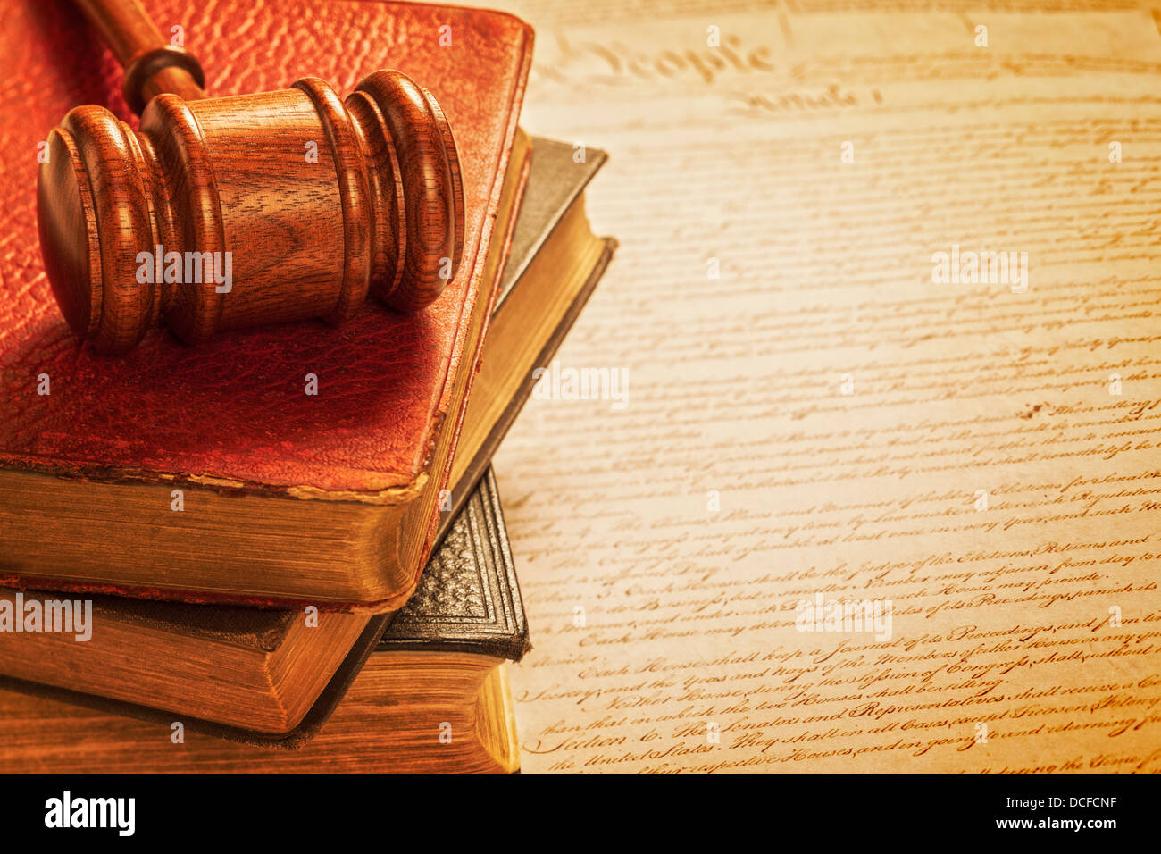 Hammer und Verfassung American Justice Konzept - Hammer, einen Stapel Bücher und eine Kopie der amerikanischen Verfassung. Stockfoto