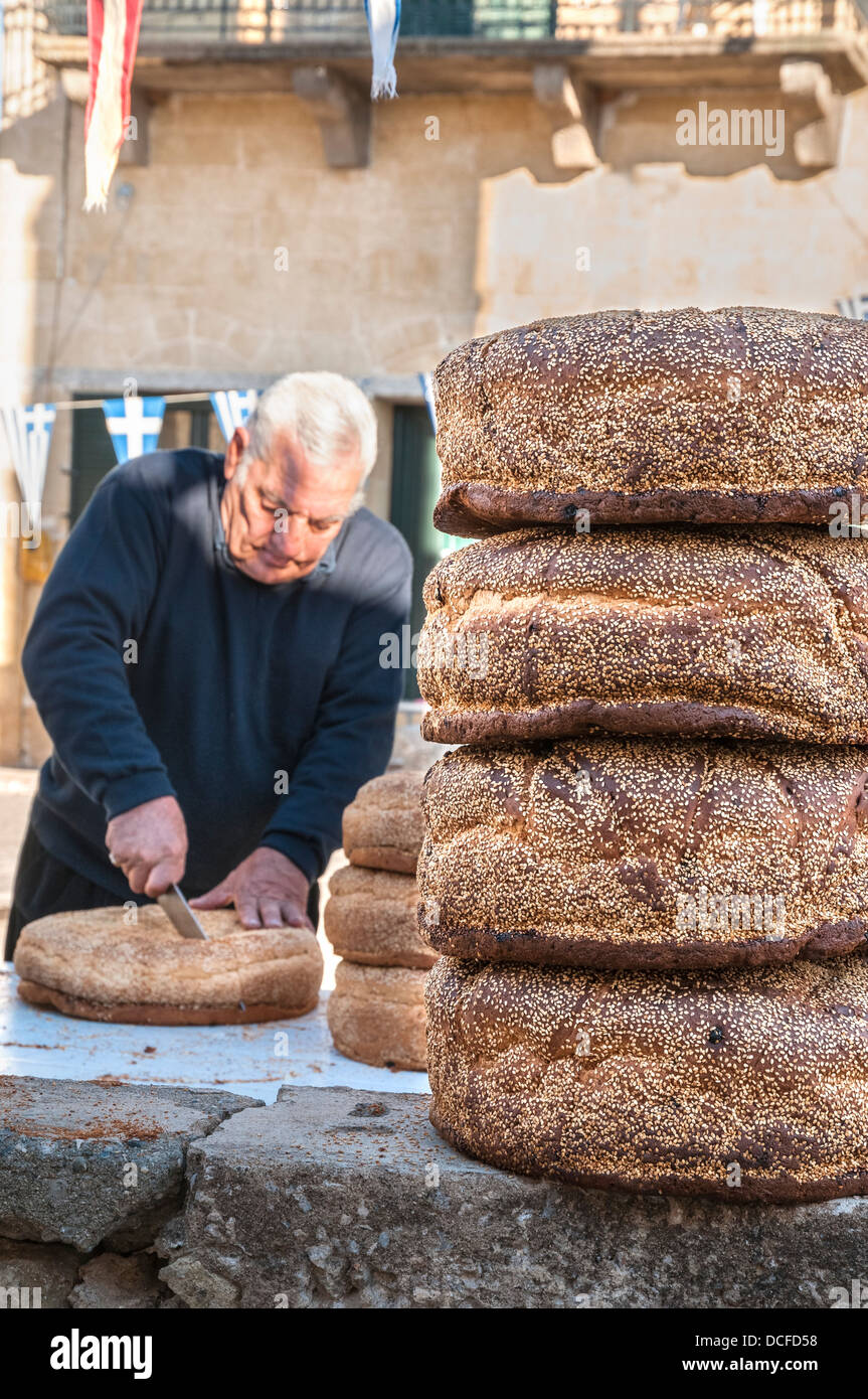 Traditionelles Brot Artos eine griechisch-orthodoxe, Namenstag des Heiligen, Festival im Dorf Proastio, Mani, Peloponnes, Griechenland Stockfoto