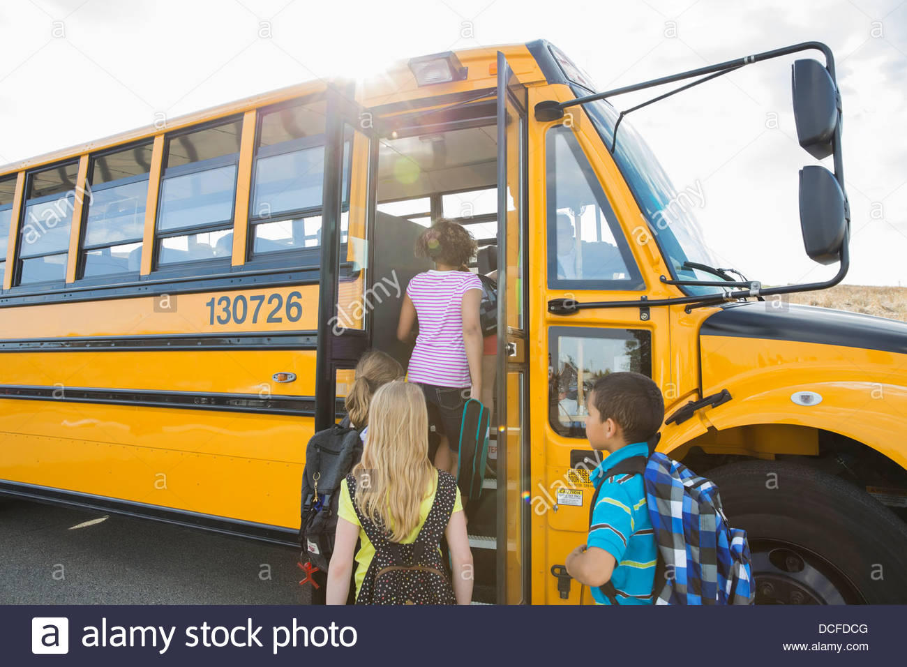 Schülerinnen und Schüler boarding School Bus in Richtung zur Exkursion Stockfoto