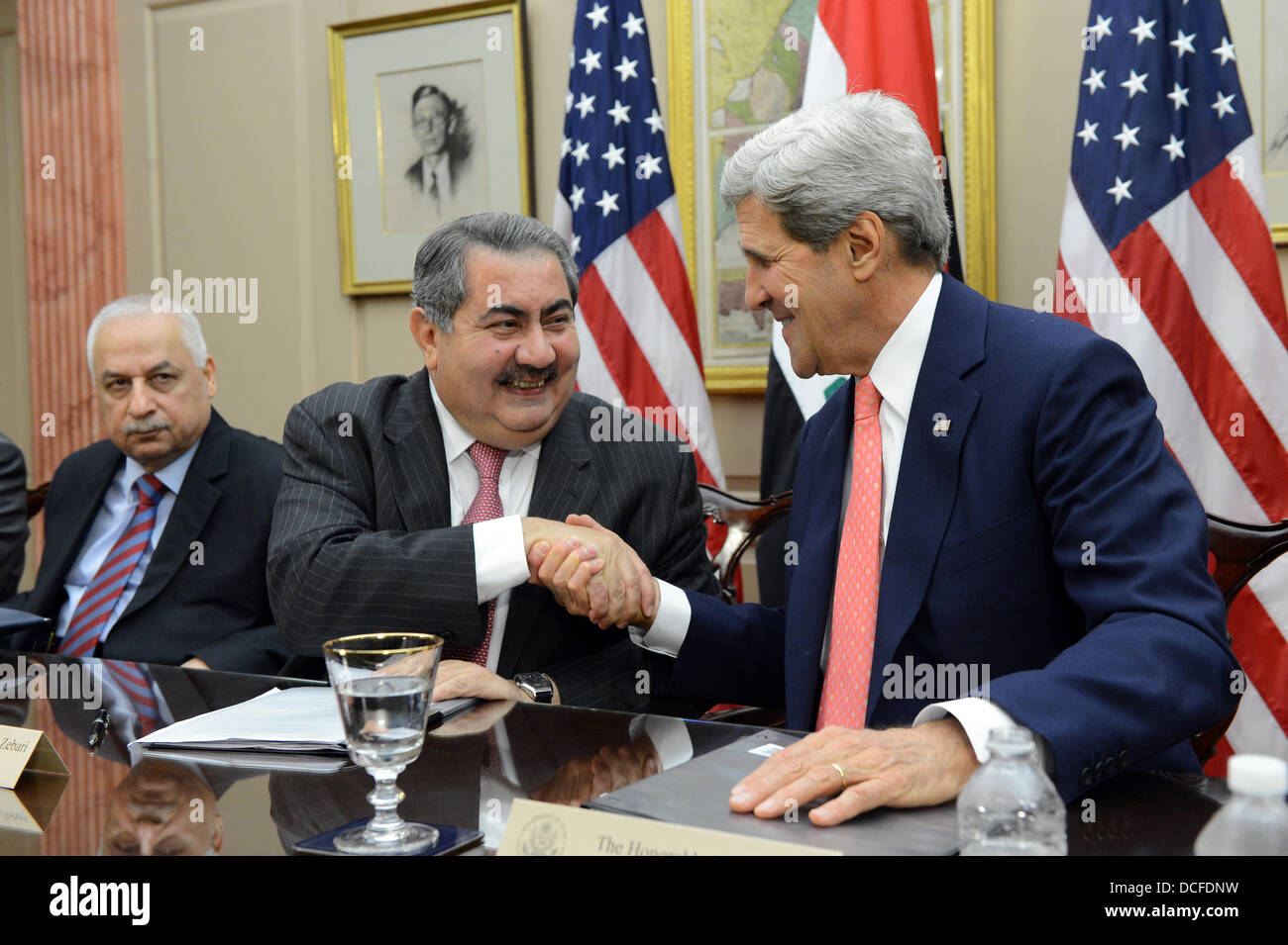 US-Außenminister John Kerry und irakischen Außenminister Hoshyar Zebari Handschlag nach Abgabe von Bemerkungen bei Treffen des politischen und diplomatischen gemeinsamen Koordinierungsausschuss gemäß dem U.S.-Irak strategische Rahmenabkommen an das US Department of State 15. August 2013 in Washington, DC. Stockfoto