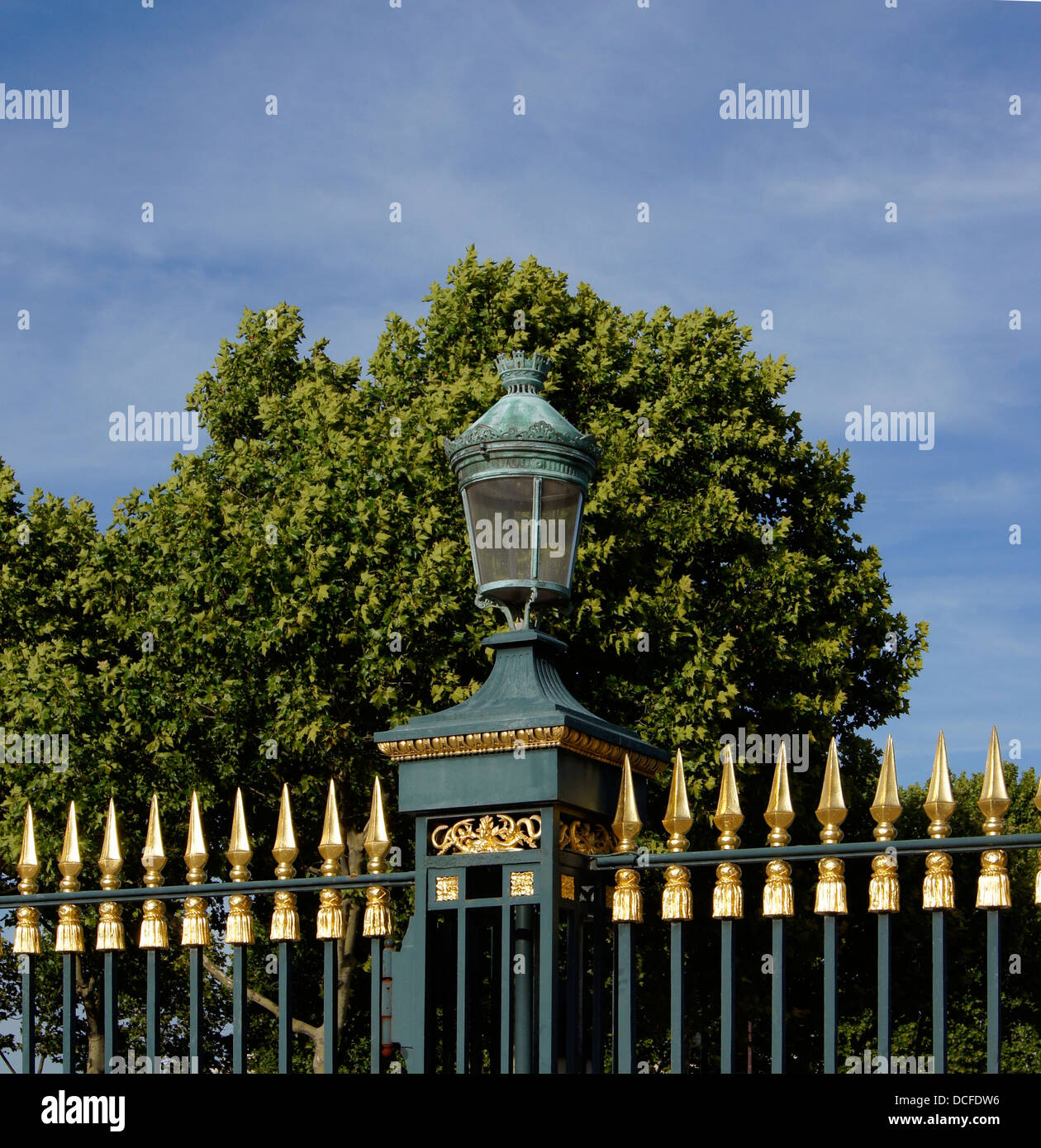 Straße Laterne in der Startaufstellung am Haupteingang (statt Valhubert) des Jardin des Plantes À Paris Stockfoto