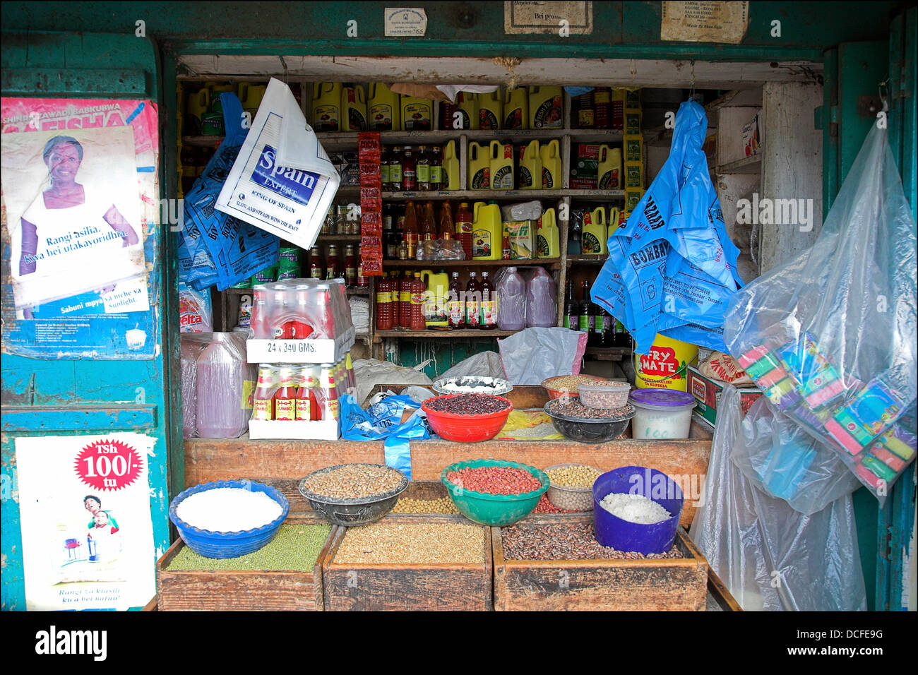 Verkauf von Essen und Getreide zu speichern; Stone Town, Sansibar, Afrika  Stockfotografie - Alamy