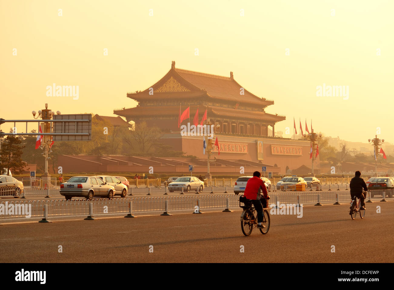 Tiananmen Sonnenaufgang mit Straße Stockfoto