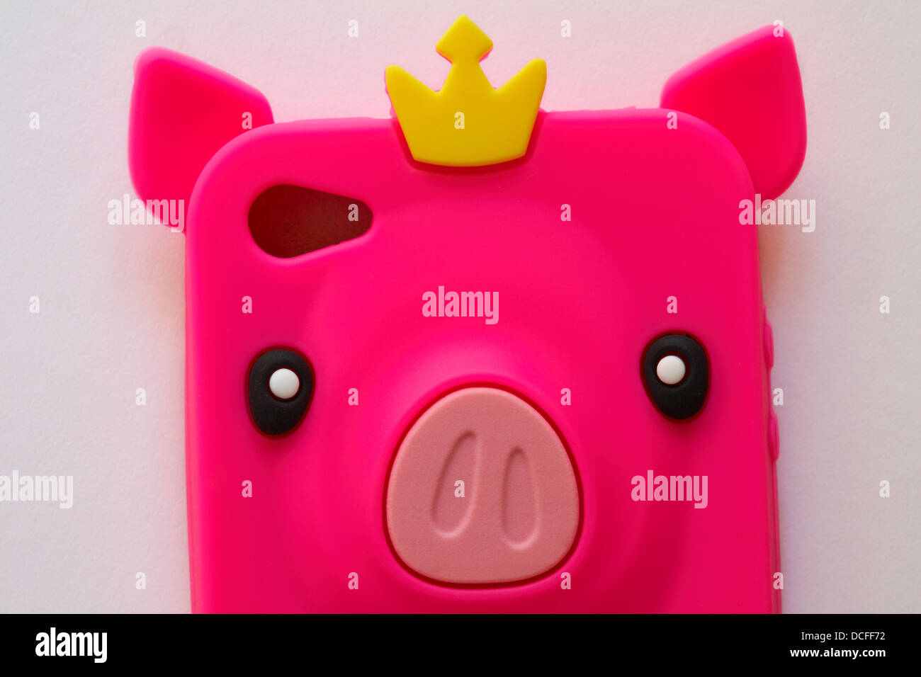 Oberseite der pinken Handyhülle für iphone auf weißem Hintergrund Stockfoto