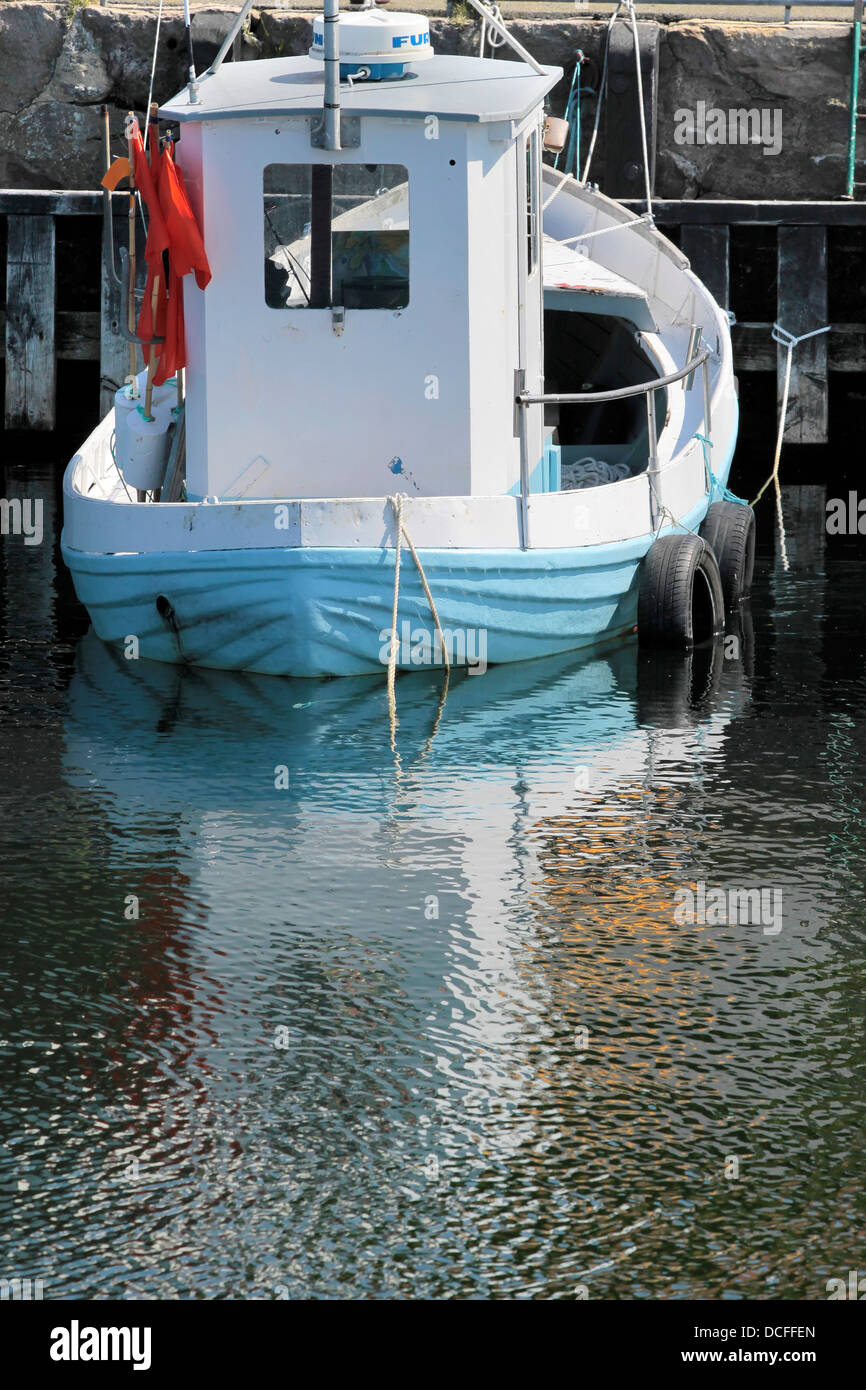 Kleinen Fischerboot im Hafen von Gudhjem auf Bornholm, Dänemark Stockfoto