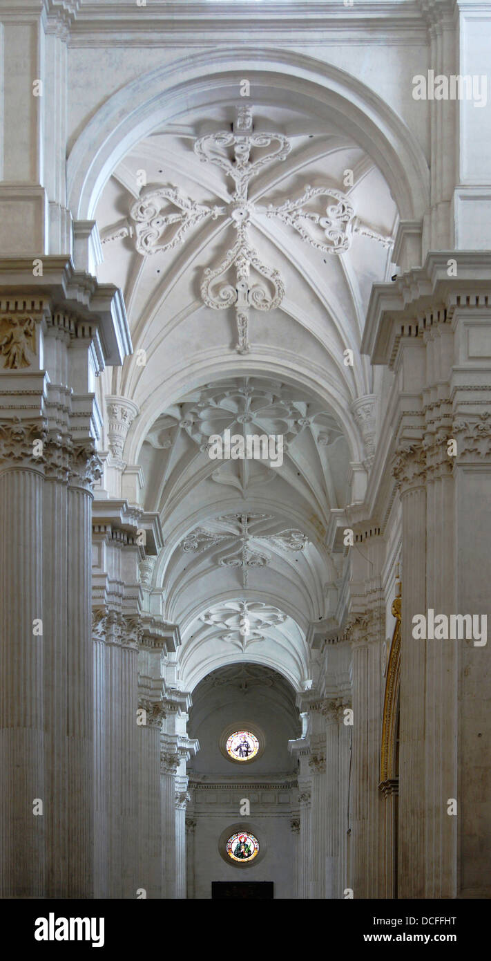 eines der fünf Schiffen der Kathedrale von Granada, Spanien Stockfoto