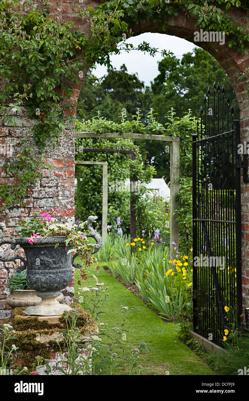 Gartentor Eines Ländlichen Gartens Stockfotos und -bilder Kaufen - Alamy