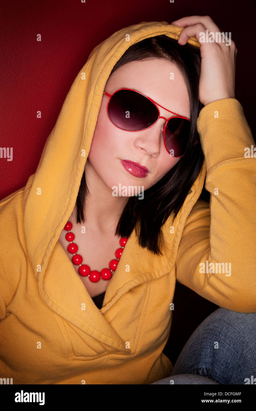 Junge Frau In Hoodie und Sonnenbrillen Stockfoto