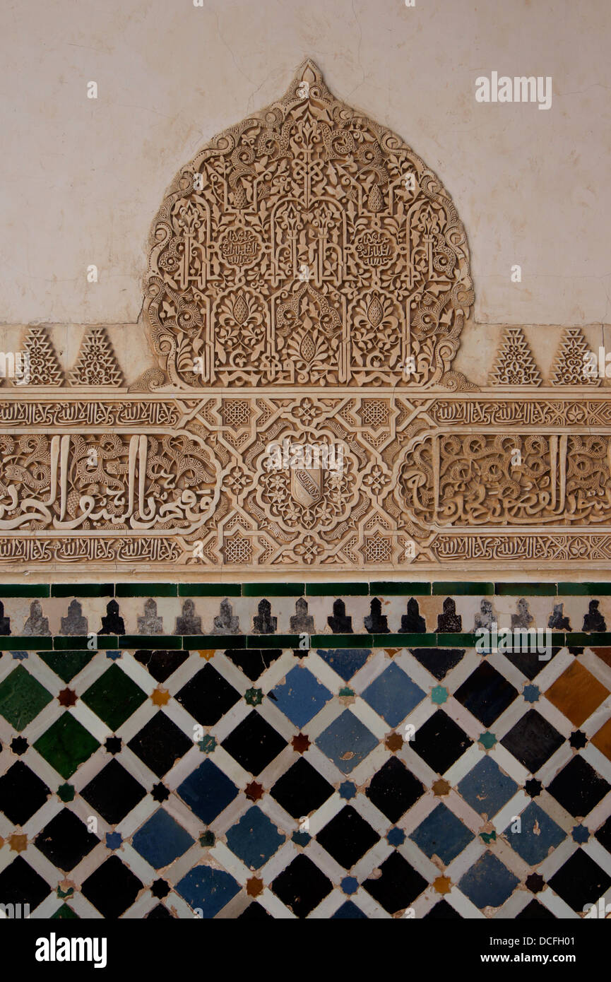 Mosaiken und Arabesks an der Wand der Myrte Gericht, Alhambra, Granada, Spanien Stockfoto