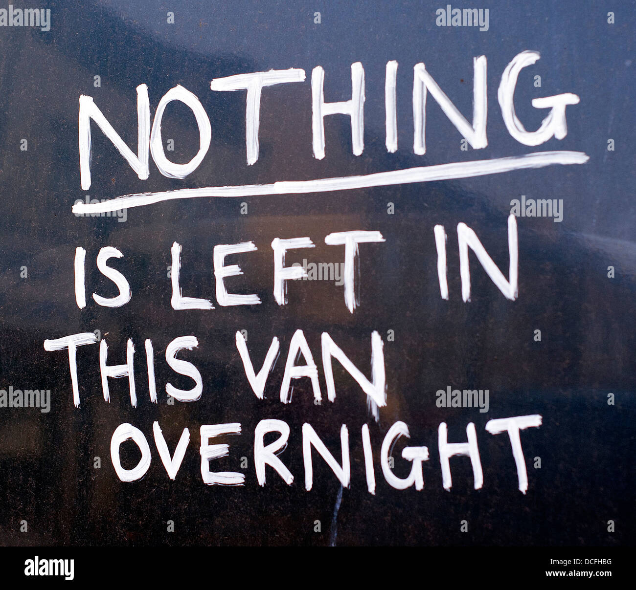 Schreiben um Diebe abzuschrecken ist auf eine van-Tür in Südlondon abgebildet. Stockfoto