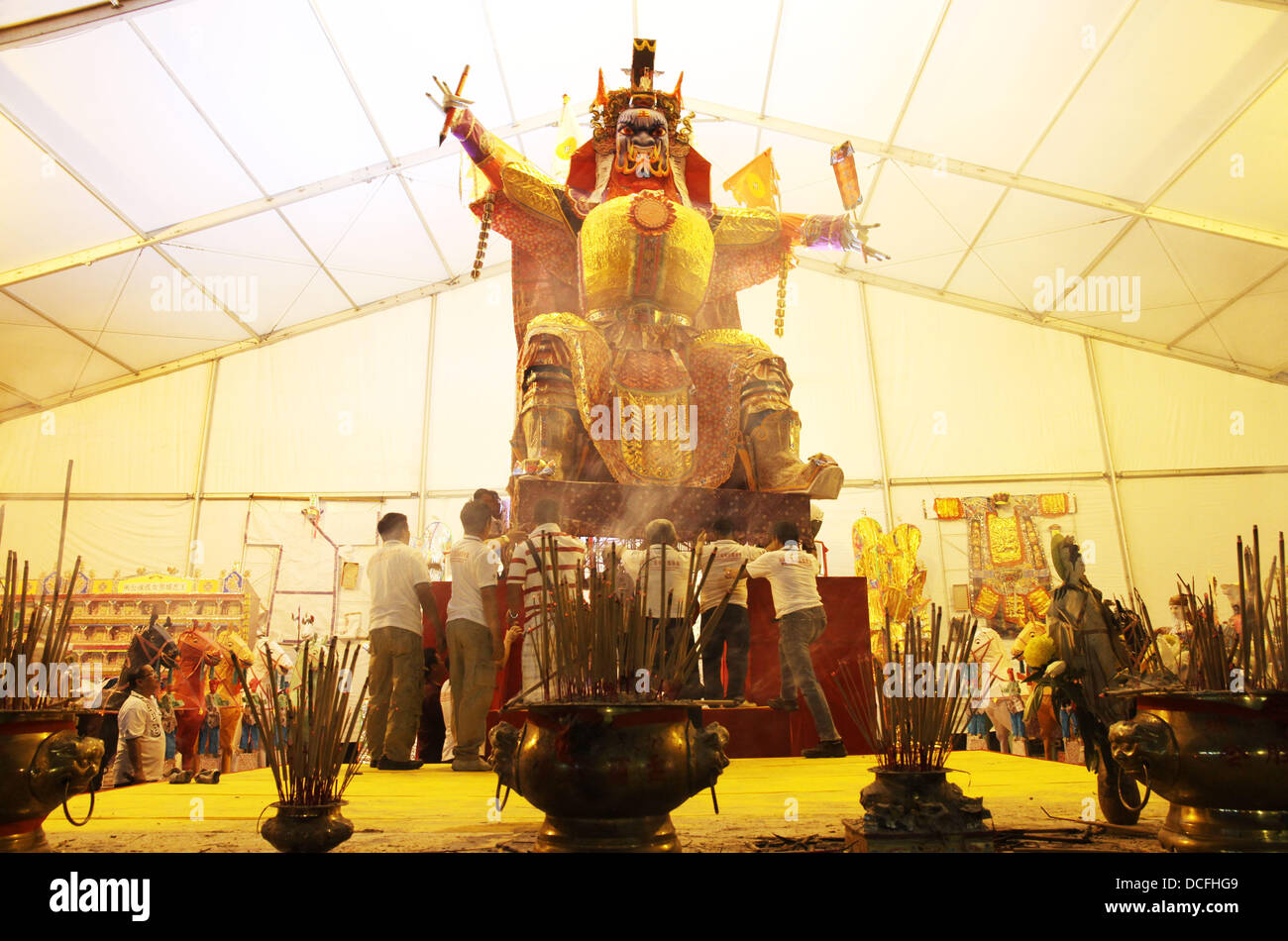 Kajang SELANGOR, MALAYSIA. 17. August 2013. Kajang SELANGOR, MALAYSIA. 16. August 2013. Ethnischen chinesischen Devottees tragen eine riesige Papier gefertigte Statue chinesische Gottheit kennen als 'Da Shi Ye' oder "Guardian Gott der Geister", während der festlichen Veranstaltung des hungrigen Geistes in Kajang, Malaysia in Brand gesetzt. In der chinesischen Tradition gilt der siebte Monat des Mondjahres als Ghost Monat in dem Geister und Gespenster auf die Erde kommen. Während dieses Festivals, die Anhänger Papier gefertigte Modelle brennen zu beschwichtigen, die wandernde Geister und bietet Gebete Credit: Kamal Sellehuddin/ZUMAPRESS.com/Alamy Live News Stockfoto