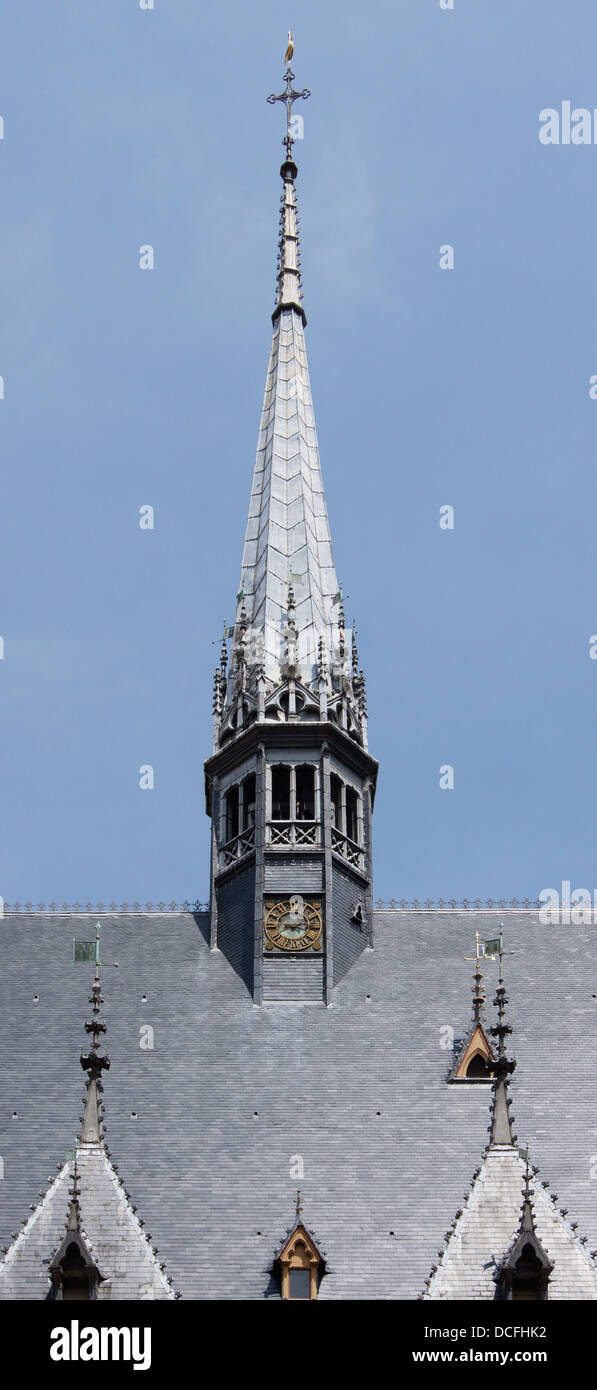 Schiefer Dach und Clock Tower des Hôtel-Dieu de Beaune, Frankreich Stockfoto