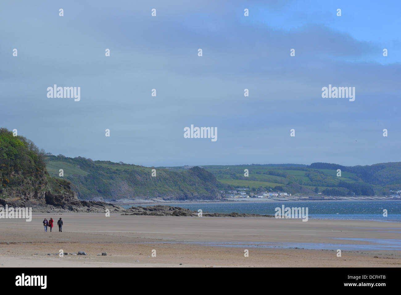 Saundersfoot Strand Pembrokeshire, Wales, Anfang Juni. Ruhiger Strand mit Hund Wanderer, Familien und Paaren beliebt Stockfoto