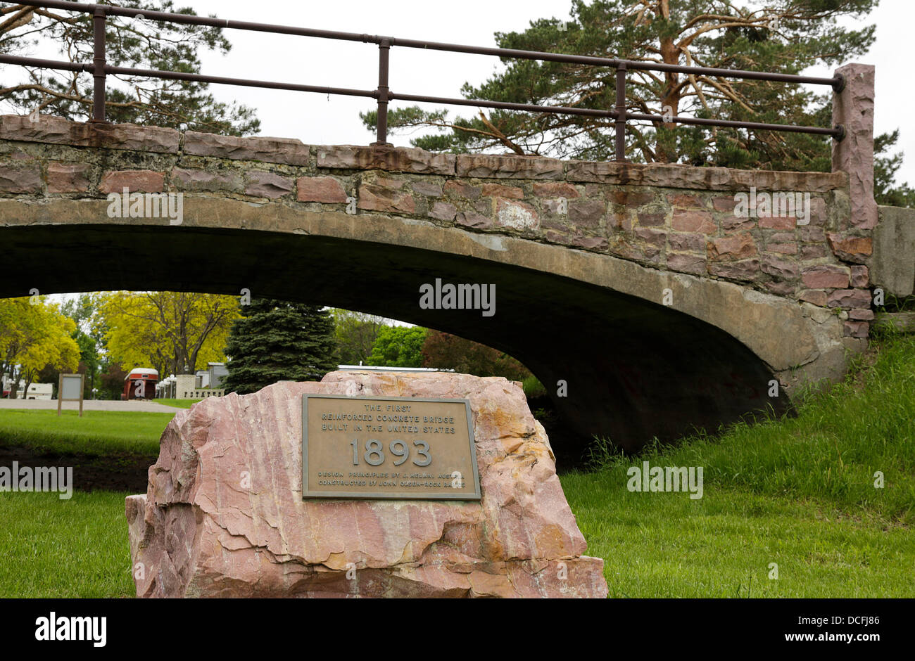 6. Juni 2013 - Rock Rapids, Iowa, USA - die erste Stahlbeton-Brücke, errichtet in den Vereinigten Staaten in Emma Sater Park gelegen. Erbaut im Jahre 1893 von tschechischen geboren Frederick von Emperger, diese Brücke übergreifenden Dry Creek südlich von Rock Stromschnellen bis 1964 als die Fahrbahn war erweitern und die Brücke in den Park verlegt. Das Melan System war innovativ in der Verwendung von Beton und Stahl und von Joseph Melan, österreichischer Ingenieur erfunden. Der Bogen unterstützen die 30 ft-Spanne ist 6 ft 6 Zoll an die Krone und wird verstärkt durch die Eisenbahnschienen. Lyon County, Iowa, bezahlt $830,00 für den Bau einschließlich th Stockfoto