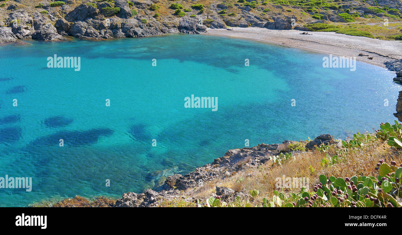 Ruhige Bucht mit kristallklarem Wasser des Mittelmeers, Puerto De La Selva, Costa Brava, Katalonien, Spanien Stockfoto