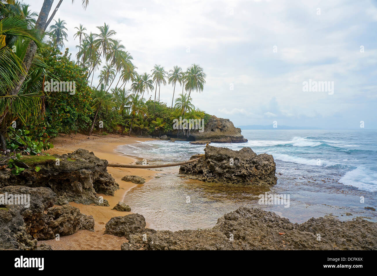 Wunderschönen tropischen wilden Strand mit bewölktem Himmel, Costa Rica Stockfoto