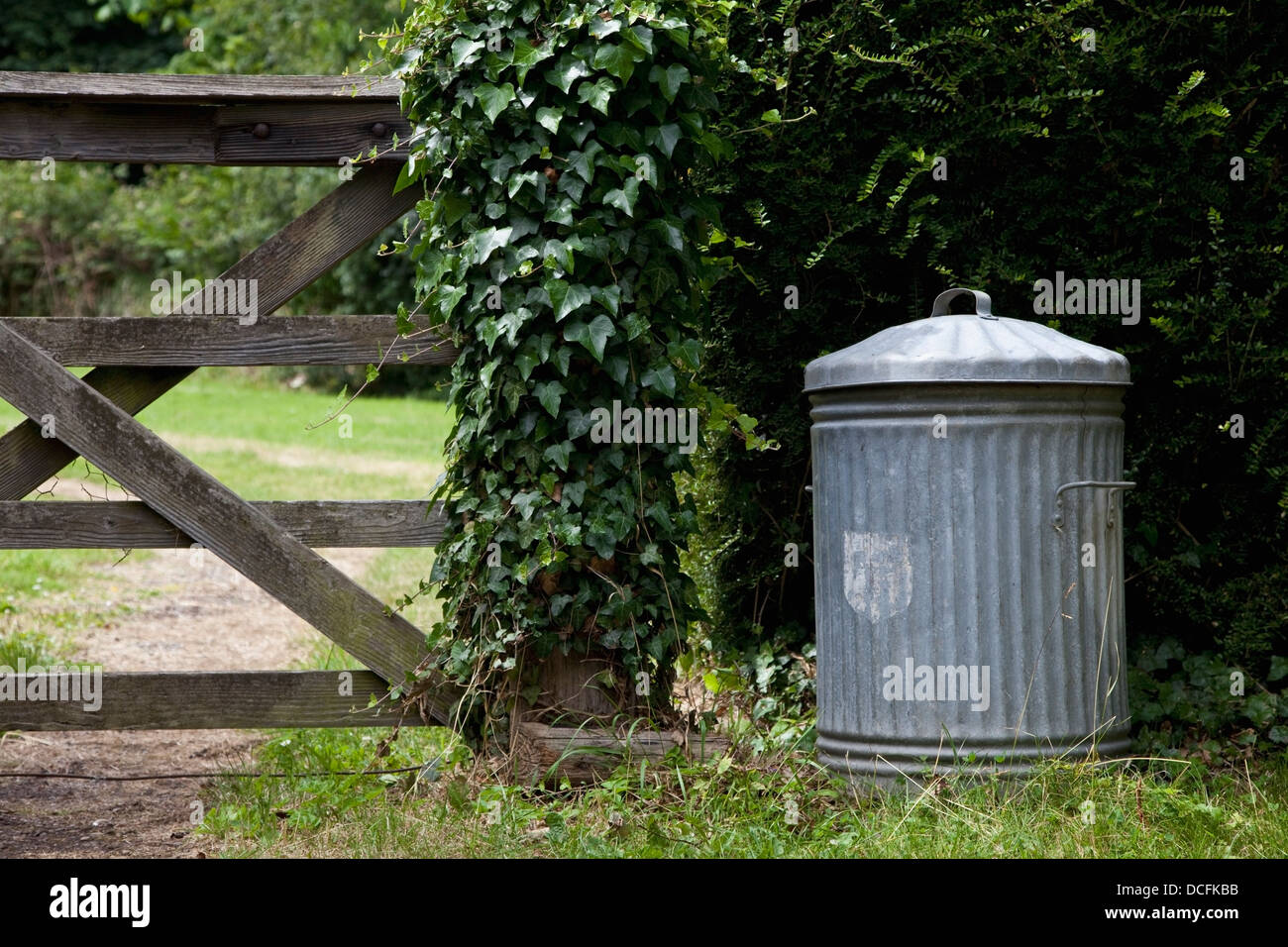 Ein altes Metall Mülleimer; Northumberland, England Stockfoto