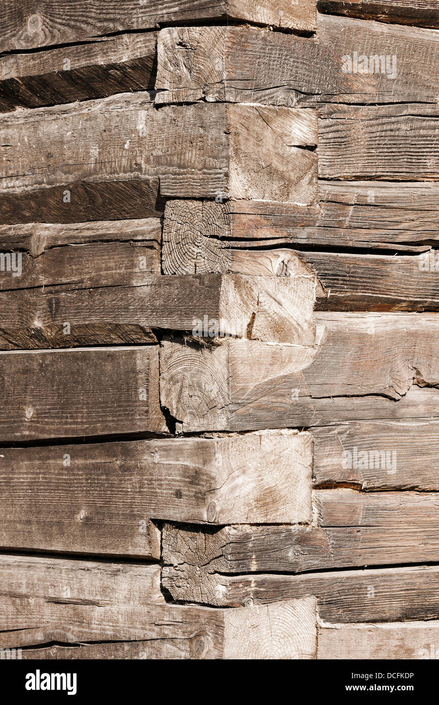 Nahaufnahme einer alten Holz-Mauer aus großen Baumstämmen gemacht Stockfoto