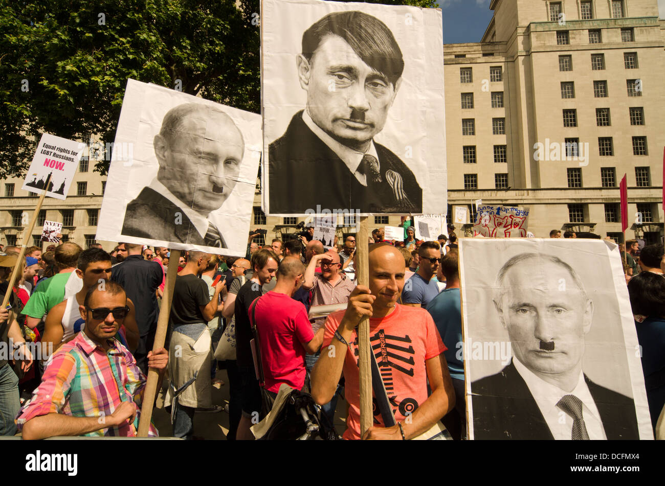 ZWEI SCHWULE MANN, DER PLACCARD VON VLADIMIR PUTIN IN HITLER POSE UND OUTFIT Stockfoto