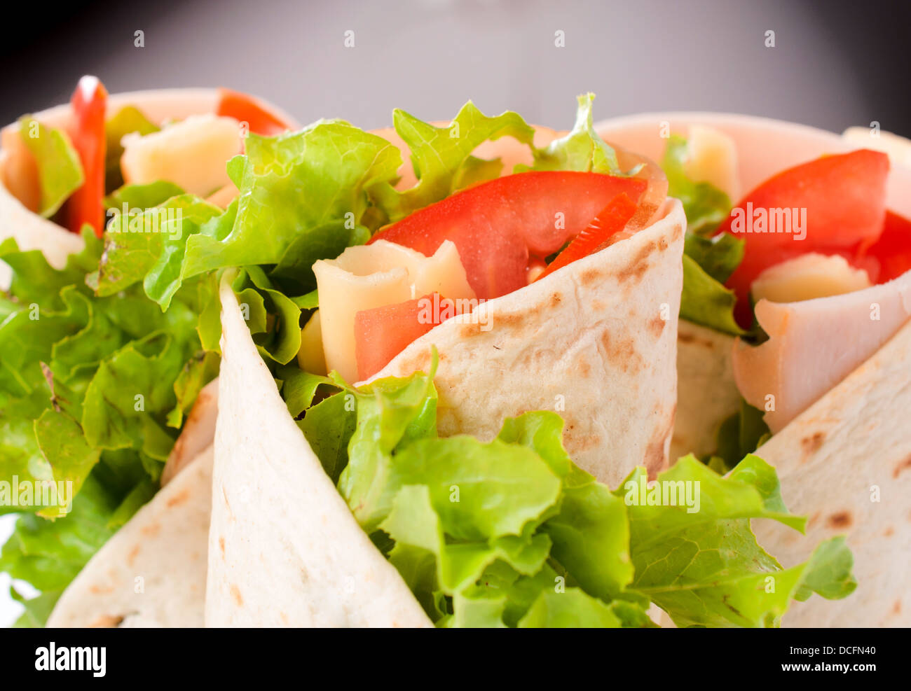 Selektiven Fokus auf die vorderen Tortilla mit Truthahn und Gemüse Stockfoto