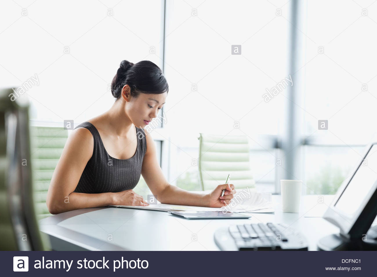 Geschäftsfrau, die Arbeiten am Entwurf Stockfoto
