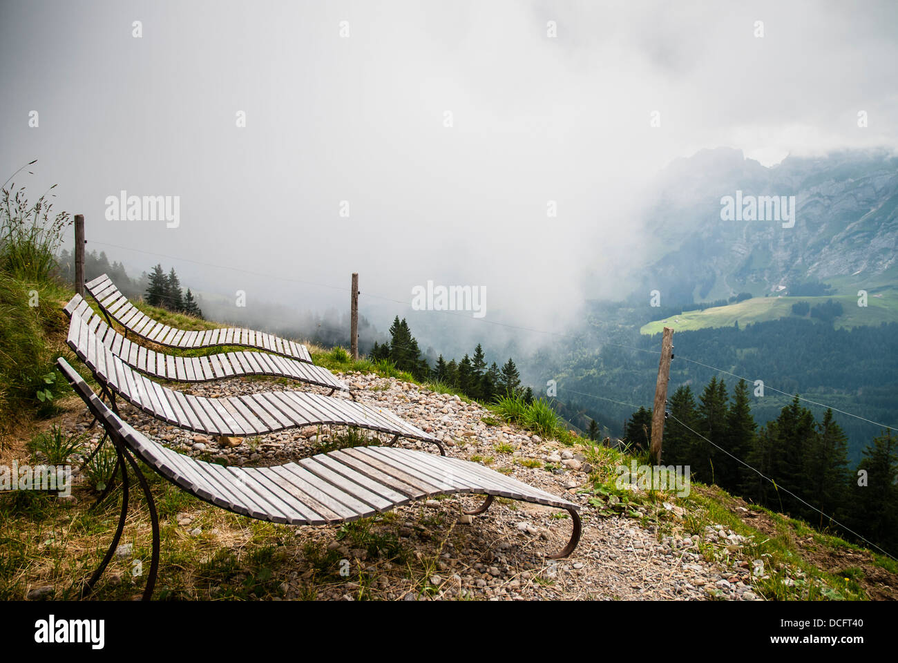 vier Sessel mit Bergen Hintergrund, aufgenommen auf einer Wanderung von der Schwägalp nach Kronberg, Schweiz, am 4. August 2013 Stockfoto