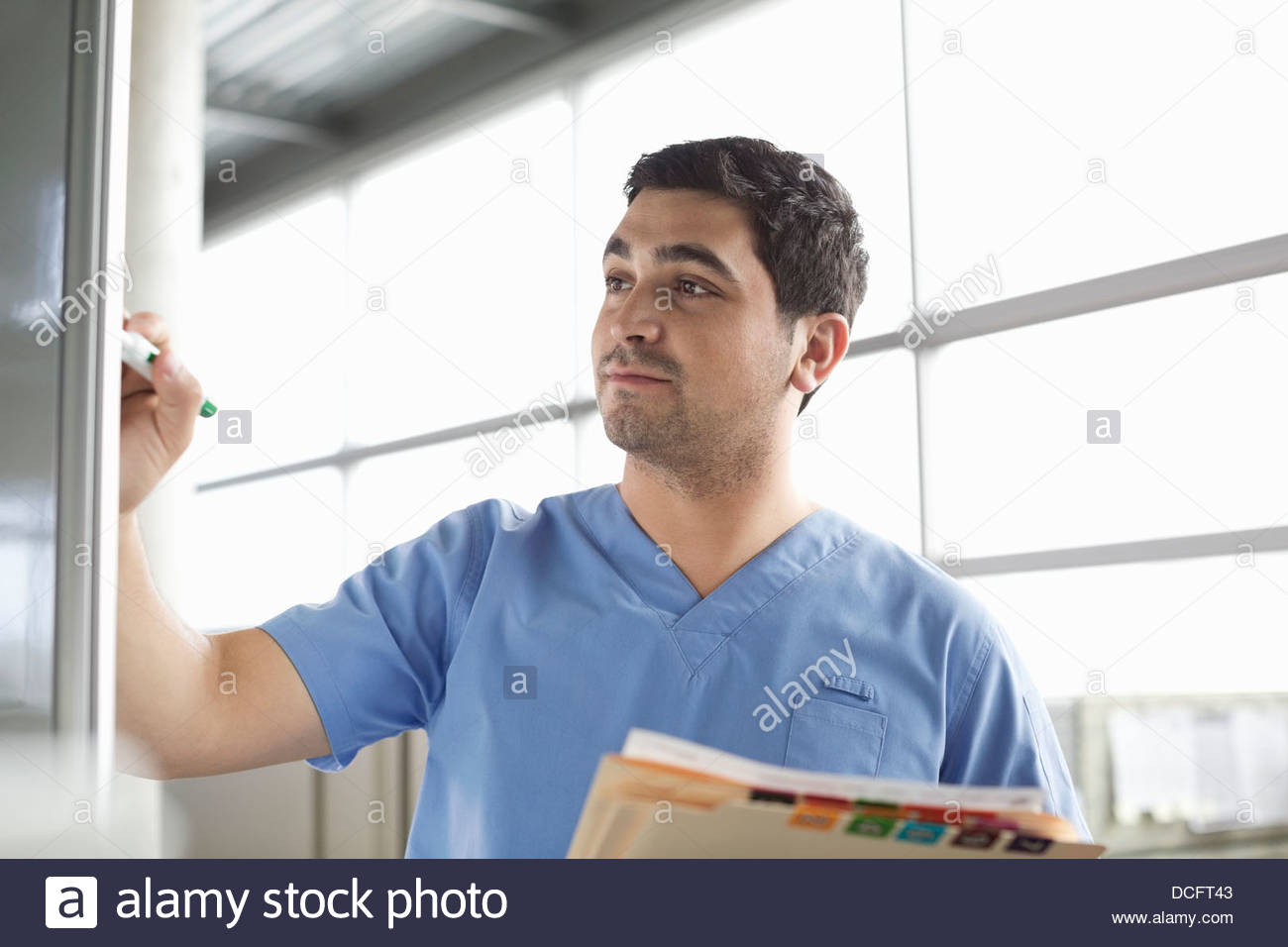 Krankenpfleger auf Whiteboard schreiben Stockfoto